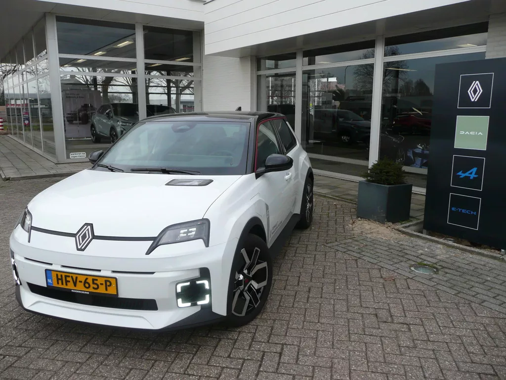 Renault 5 E-TECH ELECTRIC TECHNO 52KW 150PK COMFORT RANGE HARMAN KARDON/ 4 SEIZOENSBANDEN/ PACK WINTER/ TWO-TONE WIT PARELMOER/ZWART DAK, ETC... RIJKLAAR!