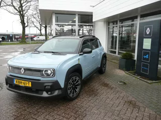 Renault 4 comfort range Iconinc 52 kWh E-TECH ELECTRIC TE BESTELLEN OF OP VOORRAAD*. De R4 is al leverbaar vanaf &euro; 29.990*