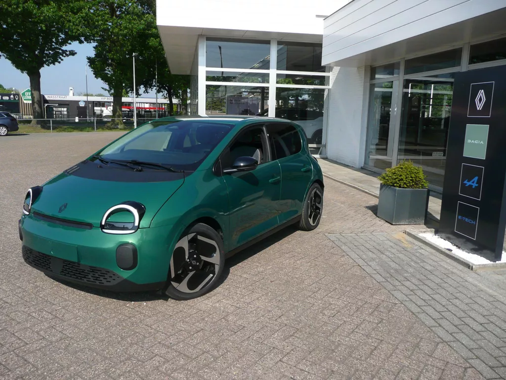 Renault Twingo Urban range TECHNO INCL. 5 JAAR GARANTIE!/ 18"LM VELGEN/ ARMSTEUN VOOR + OPBERGVAK/ ADAPTIEVE CRUISE CONROLE/ PARK ASSIST/ PRIVACY GLAS/ DC SNELLADEN!/ FULL LED/ ETC... 5 JAAR GARANTIE! RIJBEREIK TOT RUIM 260KM*, RIJKLAAR!