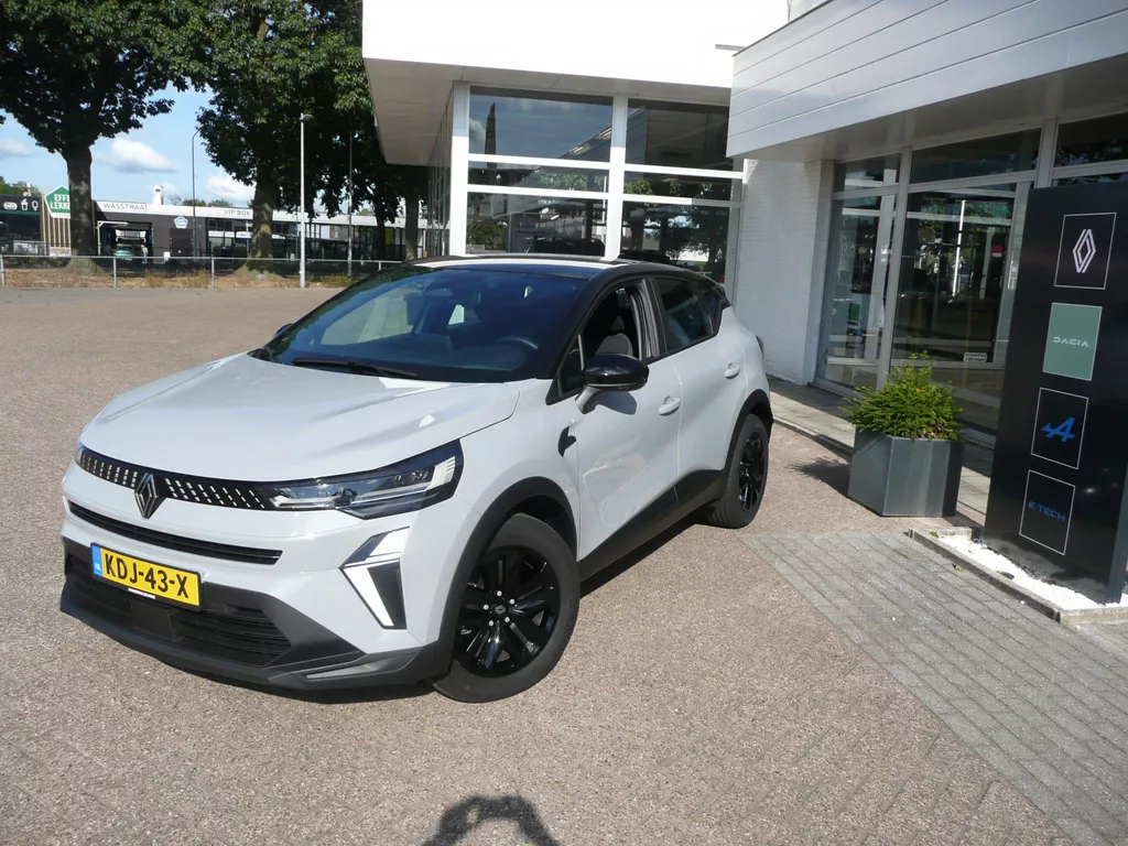 Renault Captur TCe 90 Evo BLACK, PARK ASSIST ACHTER + CAMERA/ GROOT 9.3" MULTI MEDIA SCHERM/ HAAIENVIN ANTENNE/ LICHTSENSOR/ MIDDENARMSTEUN/ AIRCO/ CRUISE CONTROLE/ FULL LED/ ETC.. INCL. FABRIEKSGARANTIE! RIJKLAAR!